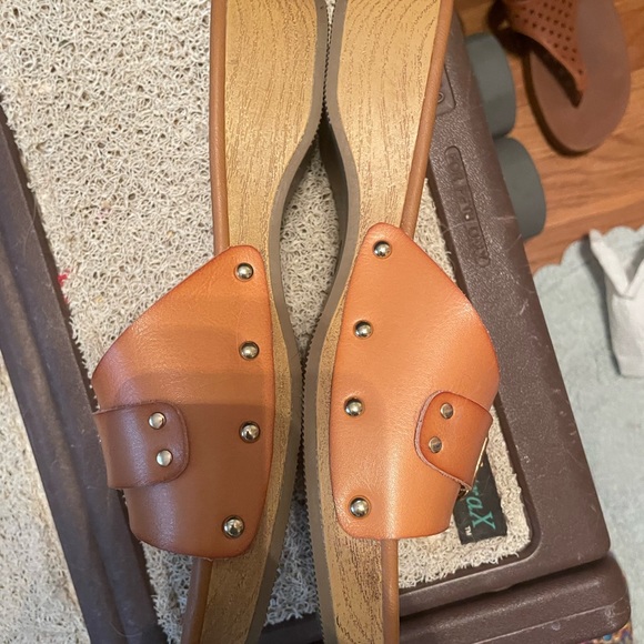 Adorable Sandals - Picture 3 of 6